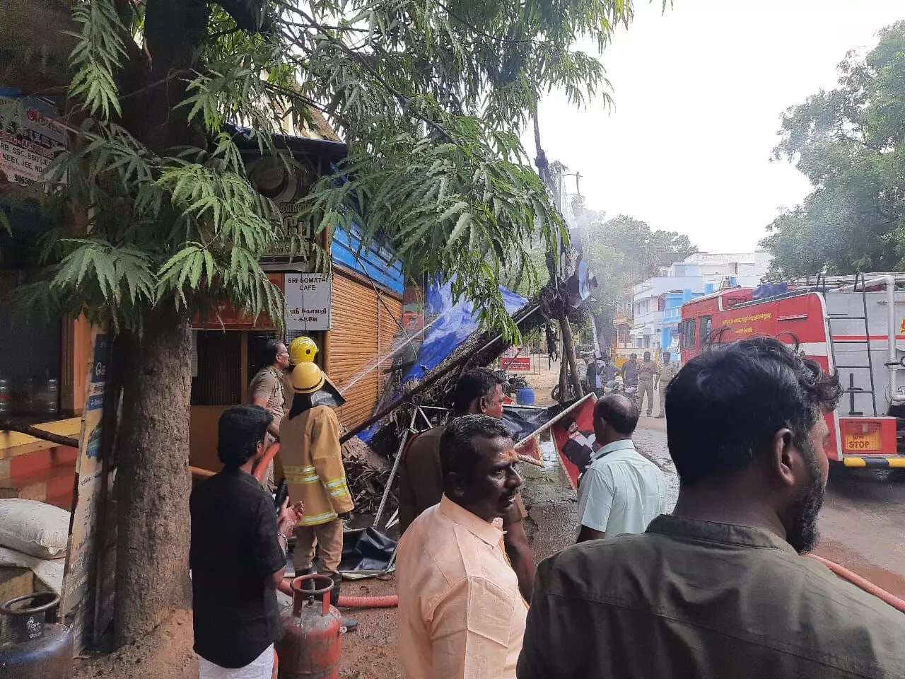 சங்கரன்கோவிலில் மது போதை தகராறில் டீ கடைக்கு தீ வைப்பு சங்கரன்கோவிலில் மது போதை தகராறில் டீ கடைக்கு தீ வைப்பு