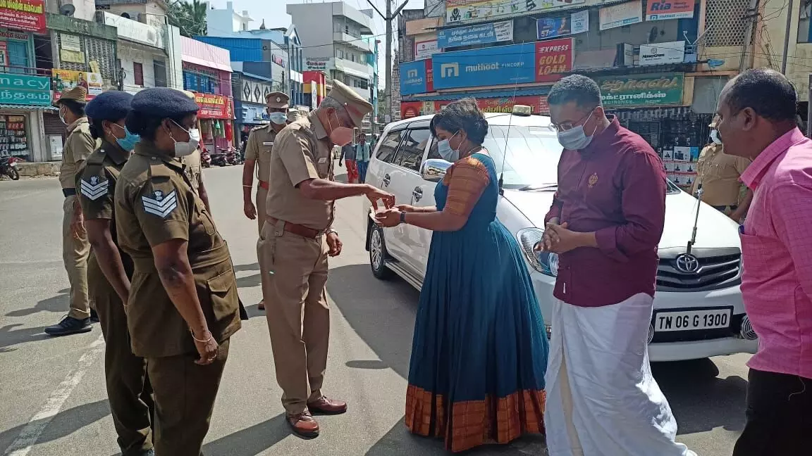 பாதுகாப்பு பணியில் இருந்த போலீசாருக்கு நேரில் வாழ்த்து தெரிவித்த எஸ்.பி. பாதுகாப்பு பணியில் இருந்த போலீசாருக்கு நேரில் வாழ்த்து தெரிவித்த எஸ்.பி.