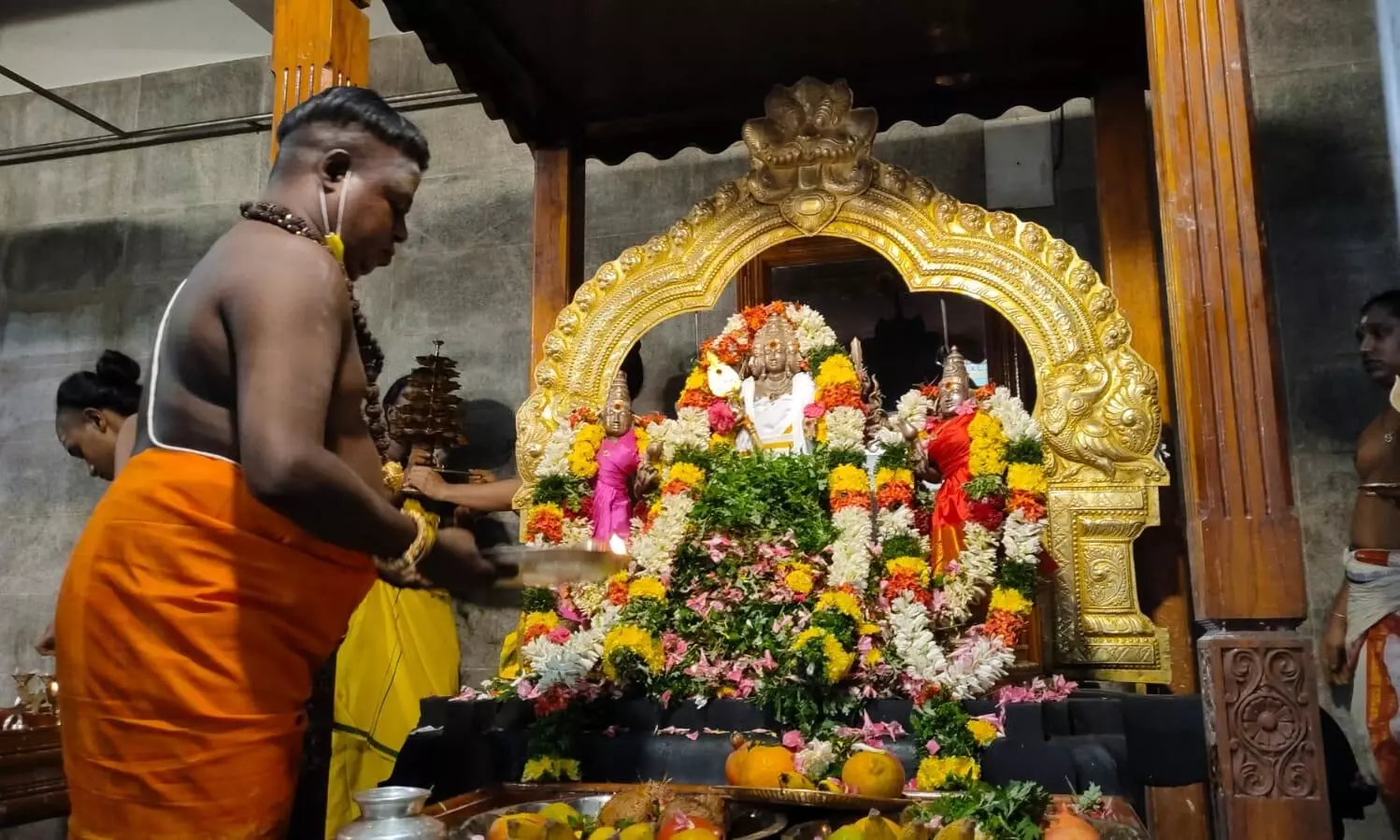 மதுரை பழமுதிர்சோலை முருகன் கோயிலில் கந்த சஷ்டி விழா தொடக்கம் மதுரை பழமுதிர்சோலை முருகன் கோயிலில் கந்த சஷ்டி விழா தொடக்கம்