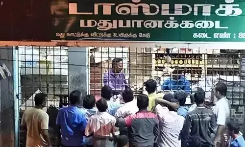 ஈரோடு மாவட்டத்தில் ரூ.8.55 கோடிக்கு மது விற்பனை ஈரோடு மாவட்டத்தில் ரூ.8.55 கோடிக்கு மது விற்பனை