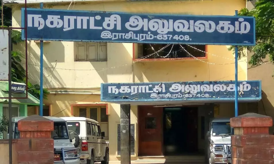 இராசிபுரத்தில் சாலைகளை சீரமைக்கக் கோரி நகராட்சி அலுவலகம் முன் ஆர்ப்பாட்டம் இராசிபுரத்தில் சாலைகளை சீரமைக்கக் கோரி நகராட்சி அலுவலகம் முன் ஆர்ப்பாட்டம்