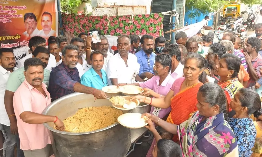 மதுரை வடக்கு தொகுதியில் கமலஹாசன் பிறந்தநாள்: அன்னதானம் செய்த கட்சியினர் மதுரை வடக்கு தொகுதியில் கமலஹாசன் பிறந்தநாள்: அன்னதானம் செய்த கட்சியினர்