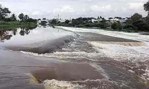 பவானி காலிங்கராயன் அணைக்கட்டில் இருந்து உபரி நீர் வெளியேற்றம் பவானி காலிங்கராயன் அணைக்கட்டில் இருந்து உபரி நீர் வெளியேற்றம்