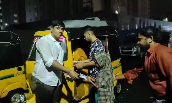 வேளச்சேரியில் கனமழையினால் பாதிக்கப்பட்ட மக்களுக்கு உணவு வழங்கிய திமுக வேளச்சேரியில் கனமழையினால் பாதிக்கப்பட்ட மக்களுக்கு உணவு வழங்கிய திமுக