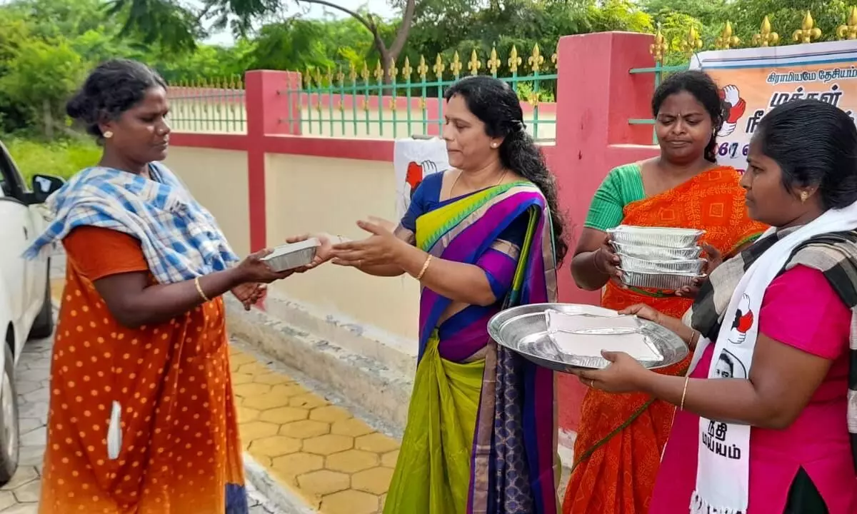 கமல்ஹாசன் பிறந்த தினத்தை முன்னிட்டு 250 பேருக்கு சிக்கன் பிரியாணி கமல்ஹாசன் பிறந்த தினத்தை முன்னிட்டு 250 பேருக்கு சிக்கன் பிரியாணி