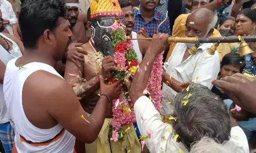 கழுகுமலை கழுகசாலமூர்த்தி கோவிலில் சூரசம்ஹார நிகழ்ச்சி: பக்தர்கள் ஆரவாரம்