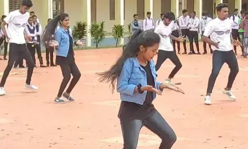 குமரி: நடனமாடி முதலாமாண்டு மாணவர்களை வரவேற்ற சீனியர் மாணவர்கள்