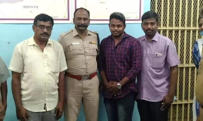 சாலையில் கிடந்த ரூ. 50ஆயிரம்- போலீசாரிடம் ஒப்படைத்தவருக்கு பாராட்டு சாலையில் கிடந்த ரூ. 50ஆயிரம்- போலீசாரிடம் ஒப்படைத்தவருக்கு பாராட்டு