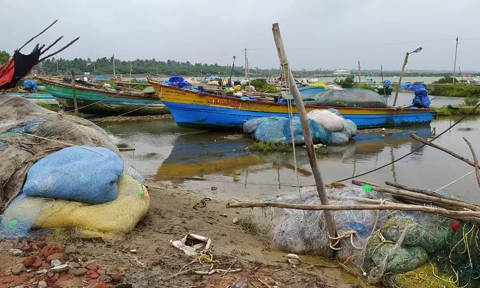 பட்டுக்கோட்டை கடற்பகுதி மீனவர்கள் கடலுக்கு செல்லவில்லை பட்டுக்கோட்டை கடற்பகுதி மீனவர்கள் கடலுக்கு செல்லவில்லை