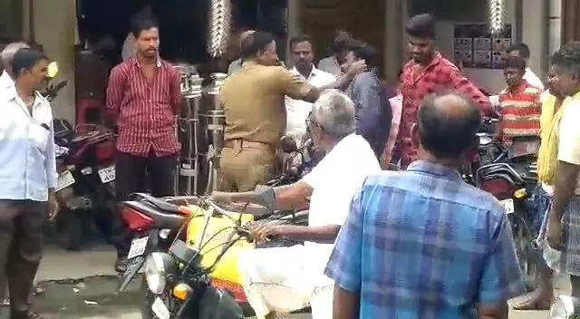 தன்னை கன்னத்தில் அறைந்த சிறப்பு உதவி ஆய்வாளரை திருப்பி அடித்த இளைஞர் தன்னை கன்னத்தில் அறைந்த சிறப்பு உதவி ஆய்வாளரை திருப்பி அடித்த இளைஞர்