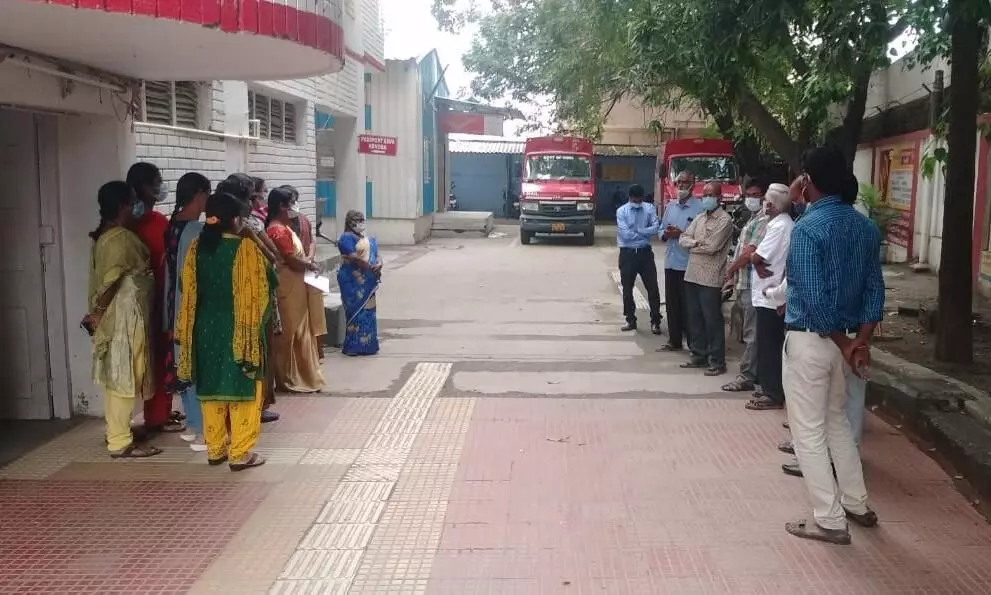 ஈரோட்டில் பல்வேறு கோரிக்கைகளை வலியுறுத்தி தபால் துறை அலுவலர்கள் ஆர்ப்பாட்டம் ஈரோட்டில் பல்வேறு கோரிக்கைகளை வலியுறுத்தி தபால் துறை அலுவலர்கள் ஆர்ப்பாட்டம்