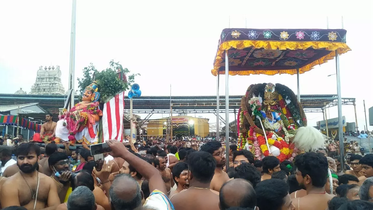 திருச்செந்தூர் கோயிலில் சூரசம்ஹார விழா: பக்தர்கள் இன்றி நடந்தது திருச்செந்தூர் கோயிலில் சூரசம்ஹார விழா: பக்தர்கள் இன்றி நடந்தது