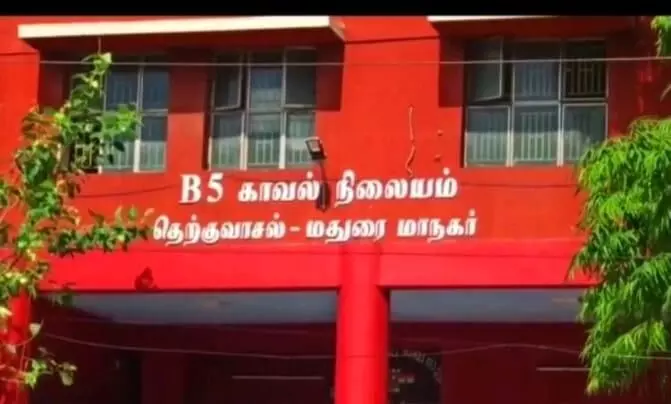 வாலிபரிடம் கத்தியை காட்டி வழிப்பறி செய்த 2 பேர் கைது வாலிபரிடம் கத்தியை காட்டி வழிப்பறி செய்த 2 பேர் கைது