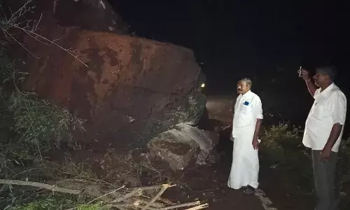 பர்கூர் மலைப்பாதையில் ராட்சத பாறைகள் விழுந்து போக்குவரத்து பாதிப்பு
