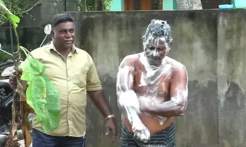 வடியாத கழிவுநீர் கலந்த மழைநீர்: குளித்து எதிர்ப்பு தெரிவித்த நபர்