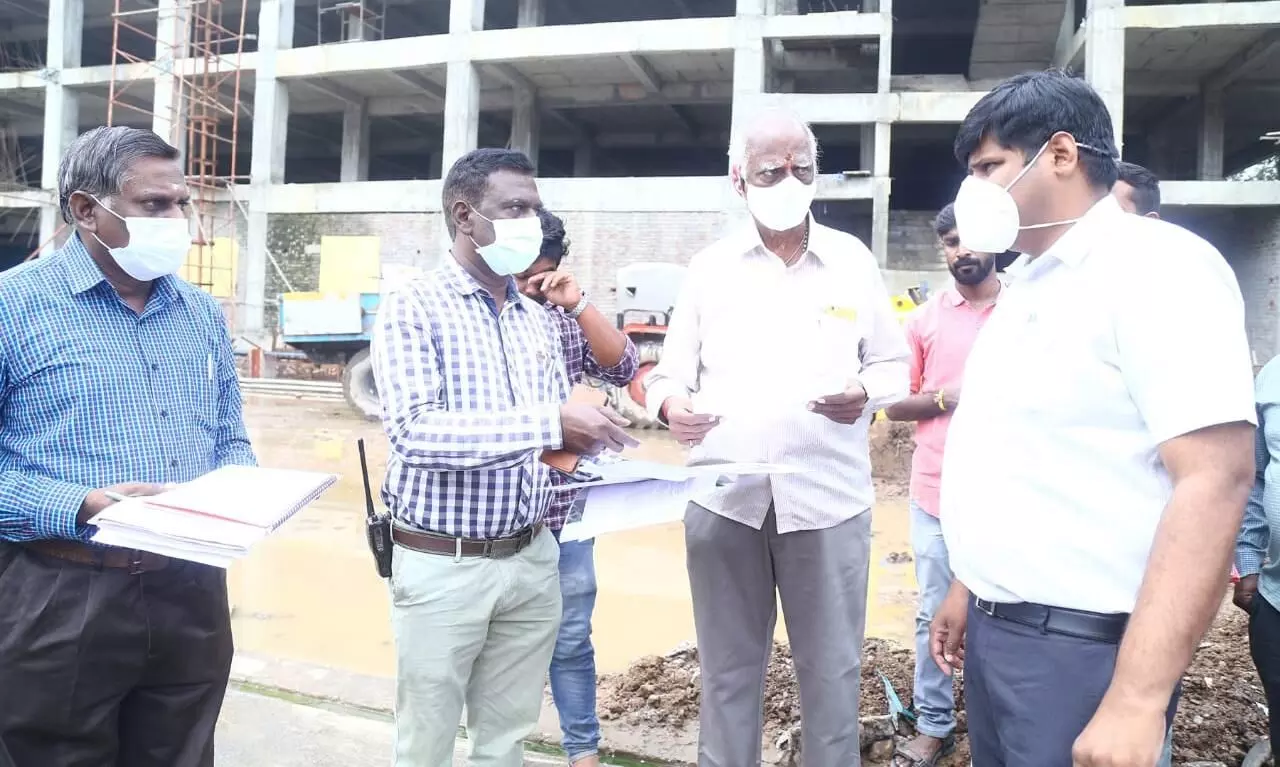 மதுரை பெரியார் பஸ்நிலைய கட்டுமானப் பணிகள்: மாநகராட்சி ஆணையாளர் ஆய்வு மதுரை பெரியார் பஸ்நிலைய கட்டுமானப் பணிகள்: மாநகராட்சி ஆணையாளர் ஆய்வு