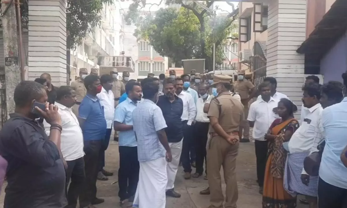 இளைஞர் மர்ம மரணம் விவகாரம் : காதலியின் சகோதரர்களை கைது செய்ய கோரி போராட்டம் இளைஞர் மர்ம மரணம் விவகாரம் : காதலியின் சகோதரர்களை கைது செய்ய கோரி போராட்டம்