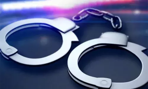 அதிக விலைக்கு மது விற்றவர் கைது:  61 பாட்டில்கள் பறிமுதல்