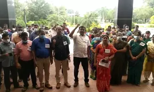 சேலத்தில் வருவாய்த்துறை அலுவலர்கள் சங்கத்தினர் ஆர்ப்பாட்டம்
