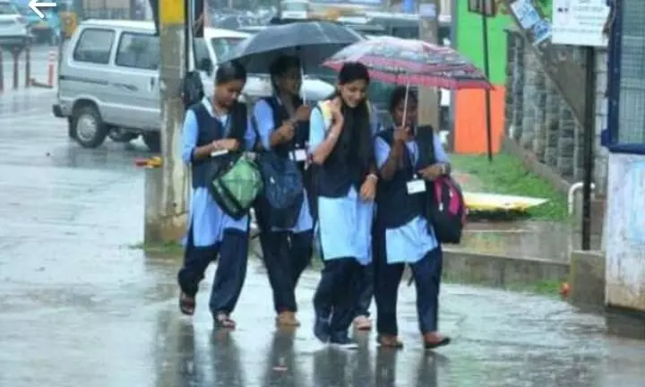 ஈரோடு மாவட்டத்தில் இன்று பள்ளி, கல்லூரிகளுக்கு விடுமுறை: ஆட்சியர் அறிவிப்பு ஈரோடு மாவட்டத்தில் இன்று பள்ளி, கல்லூரிகளுக்கு விடுமுறை: ஆட்சியர் அறிவிப்பு