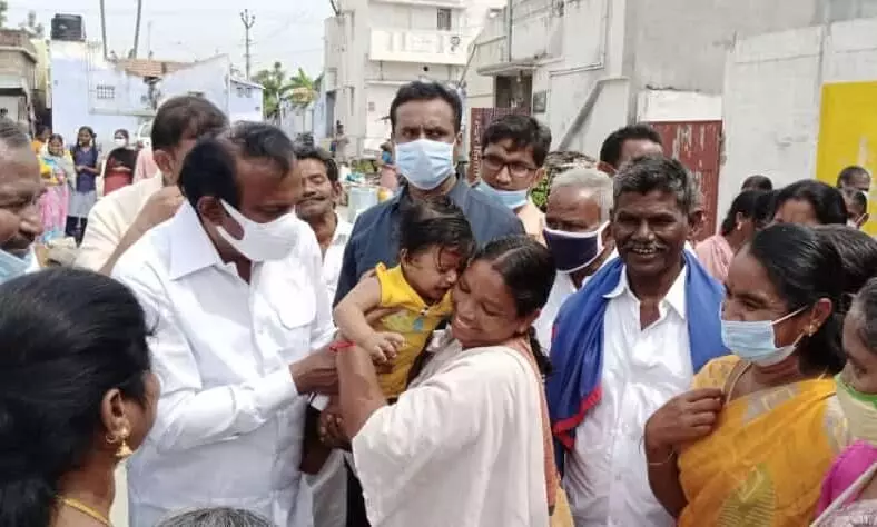 சூரியம்பாளையம் பகுதி மக்களுக்கு திமுகவினர் அத்தியாவசிய பொருட்கள் வழங்கல் சூரியம்பாளையம் பகுதி மக்களுக்கு திமுகவினர் அத்தியாவசிய பொருட்கள் வழங்கல்