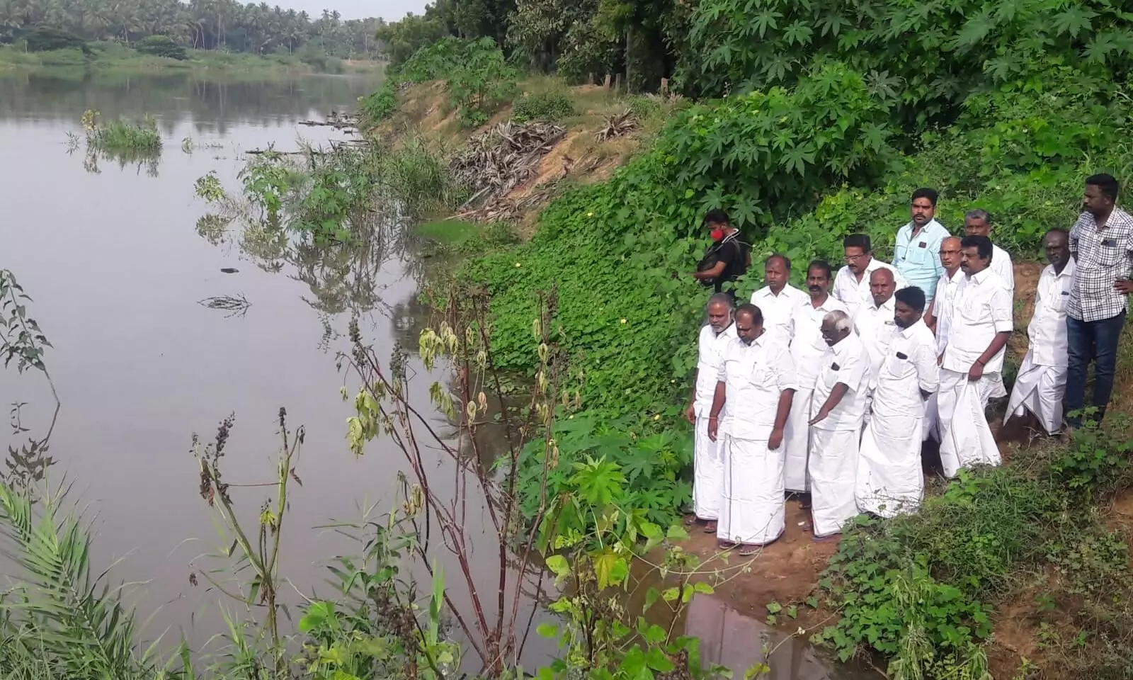 மதுரை அருகே வைகை நதியின் கரையோரங்களை பார்வையிட்ட முன்னாள் அமைச்சர் மதுரை அருகே வைகை நதியின் கரையோரங்களை பார்வையிட்ட முன்னாள் அமைச்சர்