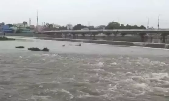 வைகை ஆற்றில் வெள்ளப்பெருக்கு: மதுரை மாவட்ட ஆட்சியர் நேரில் ஆய்வு வைகை ஆற்றில் வெள்ளப்பெருக்கு: மதுரை மாவட்ட ஆட்சியர் நேரில் ஆய்வு