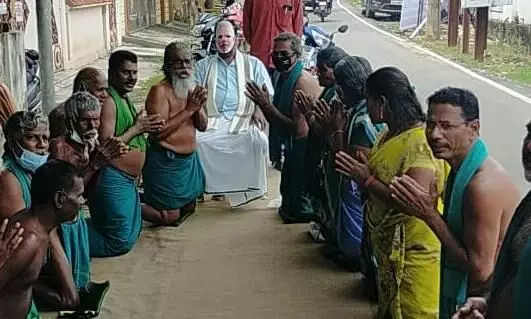 விவசாயிகள் மண்டியிட்டு மன்றாடுவது போன்று இன்று 31-வது நாள் உண்ணாவிரத போராட்டம் விவசாயிகள் மண்டியிட்டு மன்றாடுவது போன்று இன்று 31-வது நாள் உண்ணாவிரத போராட்டம்