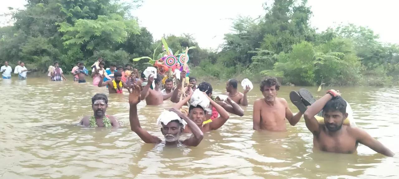 அன்னவாசல் அருகே மயானத்திற்கு செல்ல பாதை அமைத்துத் தர கோரிக்கை அன்னவாசல் அருகே மயானத்திற்கு செல்ல பாதை அமைத்துத் தர கோரிக்கை