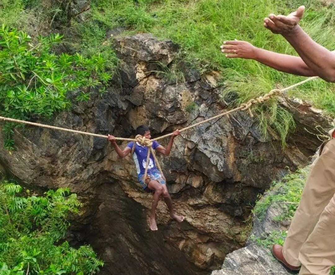 துறையூர் அருகே கிணற்றில் விழுந்தவரை மீட்க இறங்கிய 2 பேர் தவிப்பு துறையூர் அருகே கிணற்றில் விழுந்தவரை மீட்க இறங்கிய 2 பேர் தவிப்பு