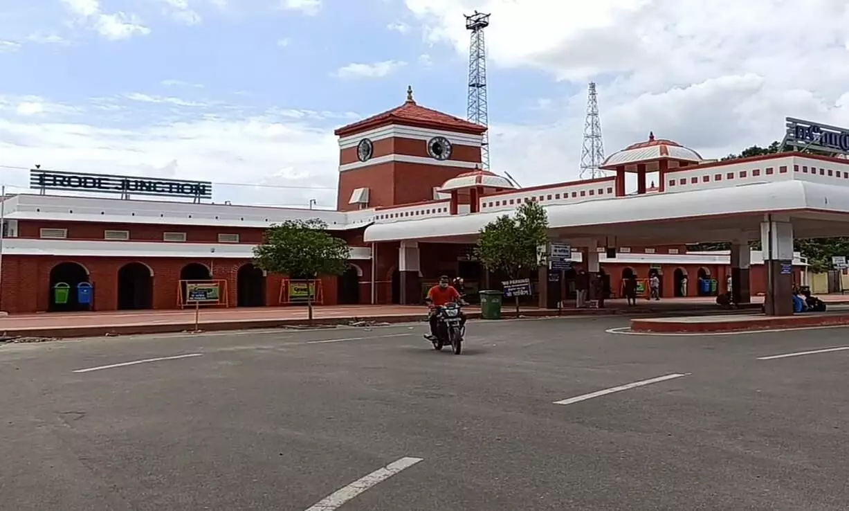 ஈரோடு ரயில் நிலையத்தில் பிளாட்பார்ம் டிக்கெட் கட்டணத்தை குறைக்க வலியுறுத்தல் ஈரோடு ரயில் நிலையத்தில் பிளாட்பார்ம் டிக்கெட் கட்டணத்தை குறைக்க வலியுறுத்தல்