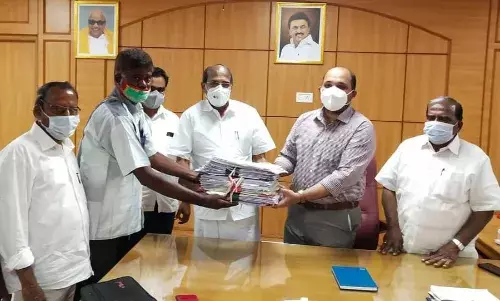 ஈரோடு கலெக்டரிடம் கோரிக்கை மனு வழங்கிய திருப்பூர் எம்.பி. சுப்பராயன்