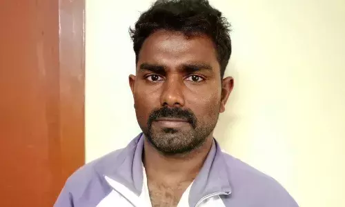 கோபி அருகே திராவகம் வீசி பெண்ணிடம் நகை பறித்த வியாபாரி கைது