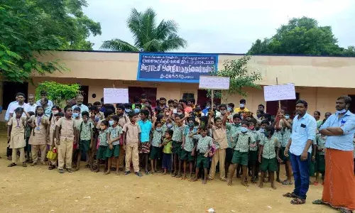 போராட்டம் நடத்திய நடுநிலைப்பள்ளி மாணவர்கள்: சமாதானப்படுத்திய போலீசார்