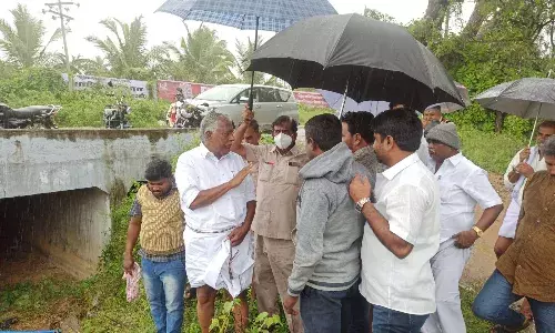 சூளகிரி அருகே  கொட்டும் மழையில் எம்எல்ஏ கே.பி.முனுசாமி ஆய்வு