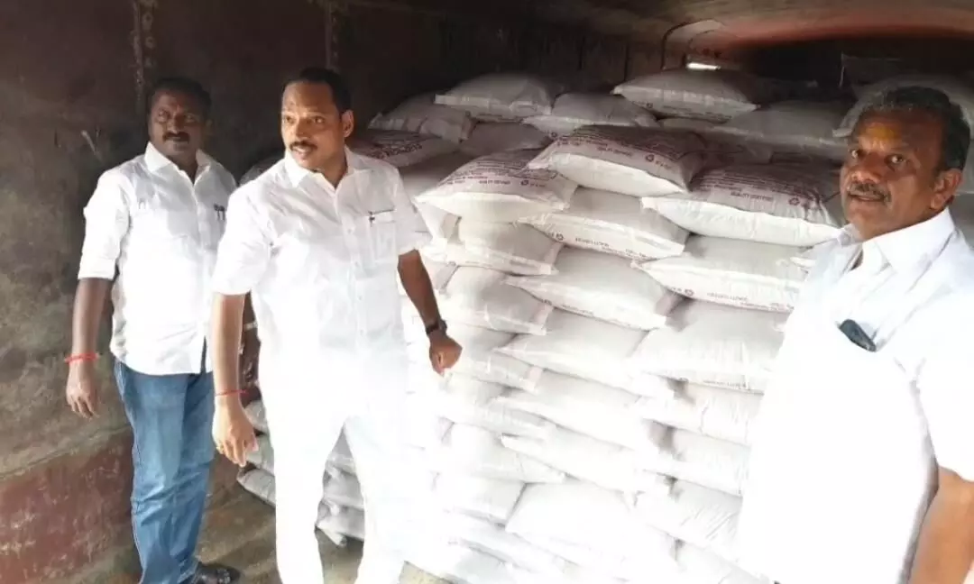 தூத்துக்குடியில் இருந்து ரயிலில் புதுக்கோட்டைக்கு வந்த யூரியா: எம்எல்ஏ ஆய்வு தூத்துக்குடியில் இருந்து ரயிலில் புதுக்கோட்டைக்கு வந்த யூரியா: எம்எல்ஏ ஆய்வு