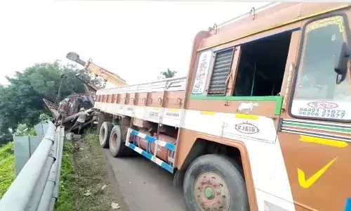 கெட்டிசமுத்திரம் ஏரியில் கவிழ்ந்த லாரியை மீட்கும் பணி தீவிரம்