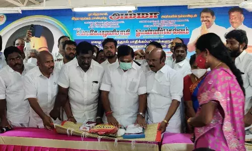 திருவொற்றியூரில் வெள்ளம் பாதித்த மக்களுக்கு அதிமுகவினர் நிவாரண உதவி