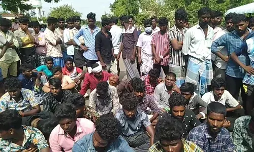 திருவாரூர் அருகே கொலையாளிகளை கைது செய்யக்கோரி சாலை மறியல் போராட்டம்