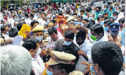 அன்னுாரில் தீராத பிரச்னைகள்: அமைச்சரிடம் குவிந்த மனுக்கள்