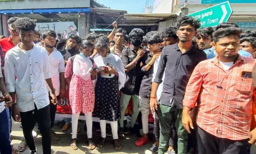கோவை மாணவி மரணம்: நீதி கேட்டு தாராபுரத்தில் போராட்டம்