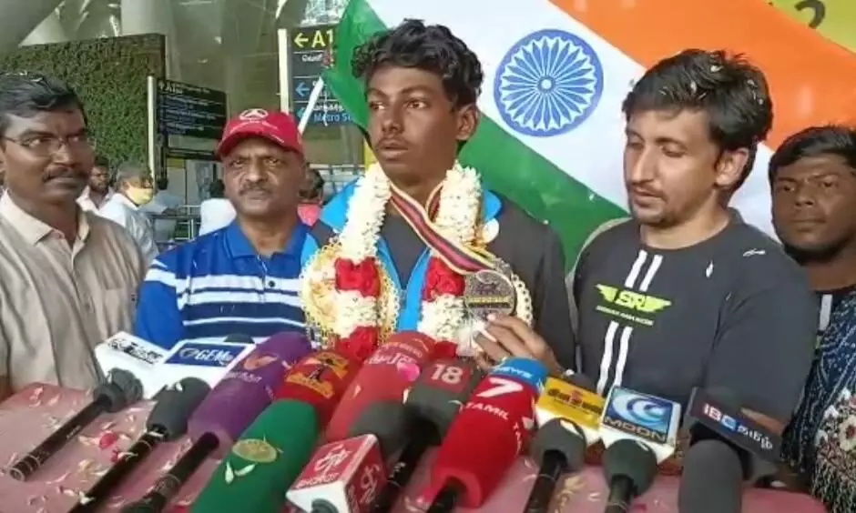 உலக சாம்பியன்ஷிப் போட்டியில் வெள்ளி வென்ற தமிழக மாணவருக்கு வரவேற்பு உலக சாம்பியன்ஷிப் போட்டியில் வெள்ளி வென்ற தமிழக மாணவருக்கு வரவேற்பு