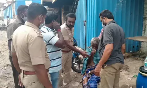 முதியவரை மீட்டு  மகனிடம் ஒப்படைத்த காவல் ஆய்வாளர் ராஜ்குமார்