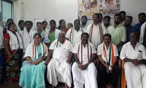 தென்காசி எம்.எல்.ஏ தலைமையில் 100 பேர் காங்கிரஸ் கட்சியில் இணைந்தனர்