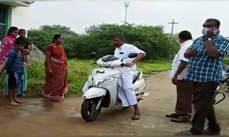 அந்தியூர் பேருராட்சி வீதிகளில் இருசக்கர வாகனத்தில் சென்று எம்எல்ஏ ஆய்வு அந்தியூர் பேருராட்சி வீதிகளில் இருசக்கர வாகனத்தில் சென்று எம்எல்ஏ ஆய்வு