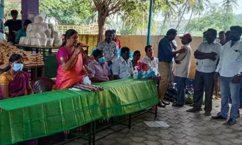 மழையால் பாதிக்கப்பட்ட மக்களுக்கு நிவாரண பொருட்கள் வழங்கல்