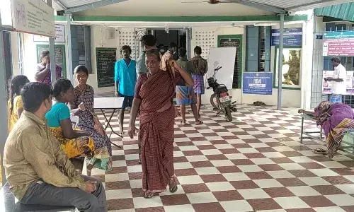 அவளூர்:  போதிய செவிலியர், மருத்துவர் இல்லாததால் நோயாளிகள் அவதி