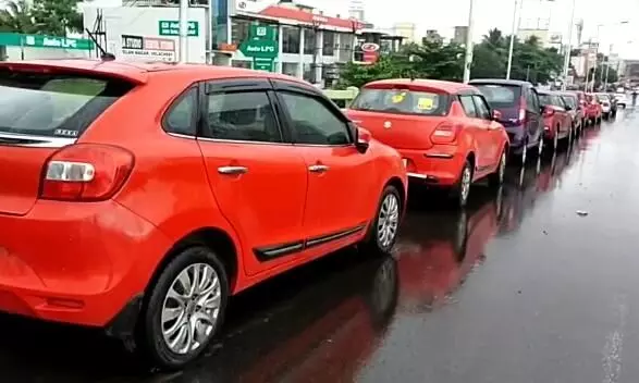 வேளச்சேரியில் தொடர் மழை : கார்களை மேம்பாலத்தில் நிறுத்திய பொதுமக்கள் வேளச்சேரியில் தொடர் மழை : கார்களை மேம்பாலத்தில் நிறுத்திய பொதுமக்கள்
