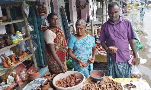 கார்த்திகை தீப விழாவையொட்டி  குமாரபாளையத்தில் விளக்கு விற்பனை ஜோர்