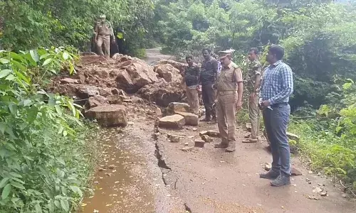 மலைப்பாதையில் பல இடங்களில் மண்சரிவு: 3000 தொழிலாளர் தவிப்பு